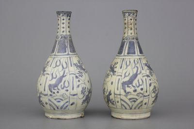 Paire de vases Wan-Li en forme de bouteilles en porcelaine de Chine, bleu et blanc, en provenance du Hatcher Cargo, env. 1643