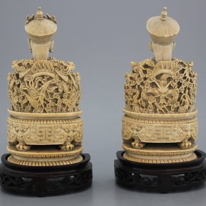 Paire d'empéreurs chinois assis en ivoire sculptés, signés, 19e — photo 1