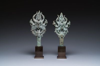 Paire d'ornements à décor de danseuses Apsaras en bronze de style Bayon, Khmer, Cambodge, époque Angkor, 13ème