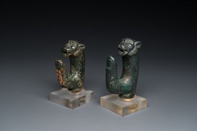 Paire d'ornements romains en forme de tête de panthère et crochets en forme de doigt en bronze, ca. 2ème