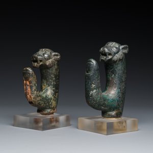 Paire d'ornements romains en forme de tête de panthère et crochets en forme de doigt en bronze, ca. 2ème — photo 2