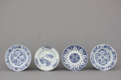 Paire et deux assiettes singulières en porcelaine de Chine, bleu et blanc, 18e