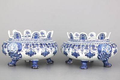 Paire exceptionnelle de rafraichissoirs de verres en faïence de Delft, bleu et blanc, Cornelis Cuipers, De Metaale Pot, 1724-1757