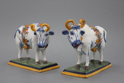 Paire magnifique de figures de vaches en faïence de Delft, polychrome, 18e