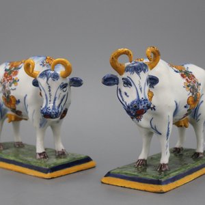 Paire magnifique de figures de vaches en faïence de Delft, polychrome, 18e — photo 1