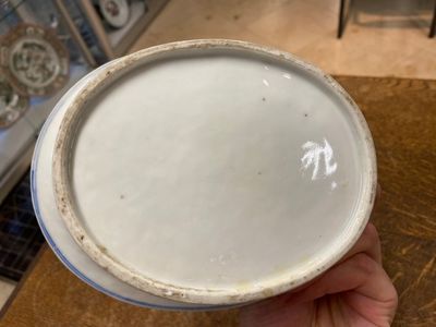 Panier ajouré sur son présentoir en porcelaine de Chine en bleu et blanc, Qianlong — photo 3