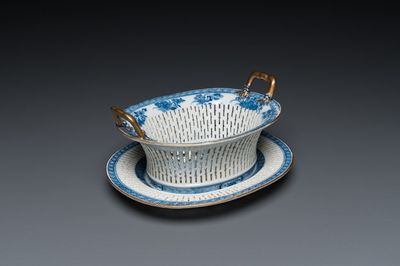 Panier ajouré sur son présentoir en porcelaine de Chine en bleu et blanc, Qianlong