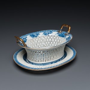 Panier ajouré sur son présentoir en porcelaine de Chine en bleu et blanc, Qianlong — photo 1