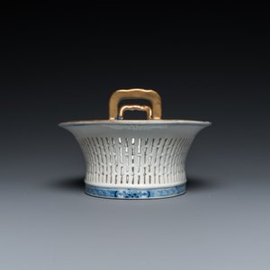 Panier ajouré sur son présentoir en porcelaine de Chine en bleu et blanc, Qianlong — photo 5