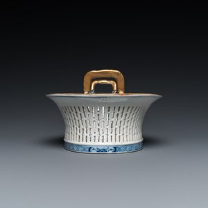 Panier ajouré sur son présentoir en porcelaine de Chine en bleu et blanc, Qianlong — photo 7