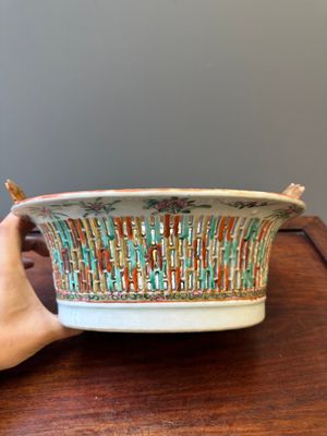 Panier ajouré sur son support en porcelaine de Chine famille rose de Canton et un bol à monture en bronze doré, 19ème — photo 12