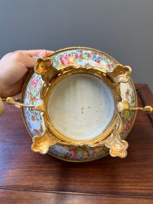 Panier ajouré sur son support en porcelaine de Chine famille rose de Canton et un bol à monture en bronze doré, 19ème — photo 21