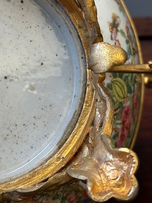 Panier ajouré sur son support en porcelaine de Chine famille rose de Canton et un bol à monture en bronze doré, 19ème — photo 22