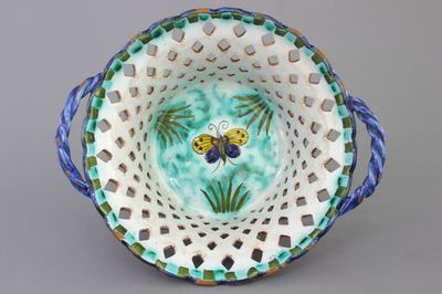 Panier avec ajour en faïence de Bruxelles, décor papillons, env. 1800