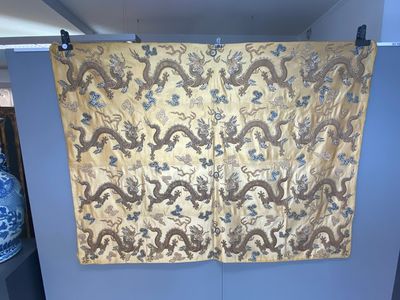 Panneau de forme rectangulaire en soie brodée à décor de seize dragons à cinq griffes sur fond jaune, marque Da Ming 大明, Chine, 19ème — photo 1