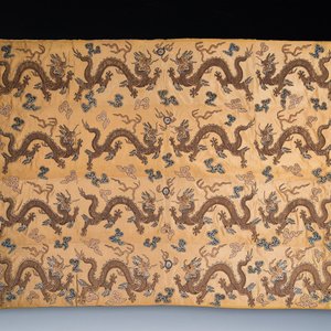 Panneau de forme rectangulaire en soie brodée à décor de seize dragons à cinq griffes sur fond jaune, marque Da Ming 大明, Chine, 19ème — photo 1