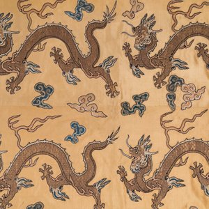 Panneau de forme rectangulaire en soie brodée à décor de seize dragons à cinq griffes sur fond jaune, marque Da Ming 大明, Chine, 19ème — photo 5