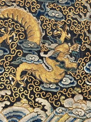 Panneau en soie brodée au fil d'or et d'argent à motif de dragons, Chine, Qing — photo 12