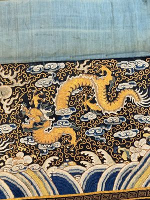 Panneau en soie brodée au fil d'or et d'argent à motif de dragons, Chine, Qing — photo 6