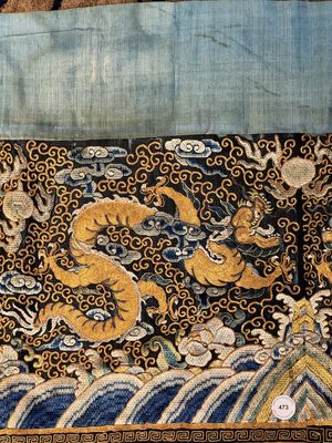 Panneau en soie brodée au fil d'or et d'argent à motif de dragons, Chine, Qing — photo 8
