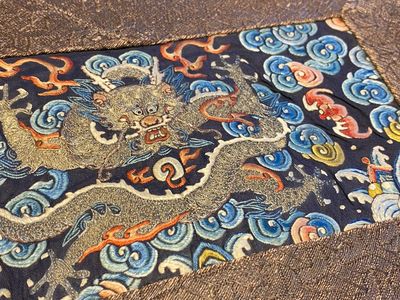 Panneau en soie brodée aux fils d'or et d'argent à décor de dragons, Chine, Qing — photo 4