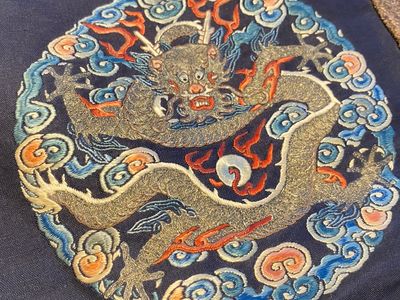 Panneau en soie brodée aux fils d'or et d'argent à décor de dragons, Chine, Qing — photo 5