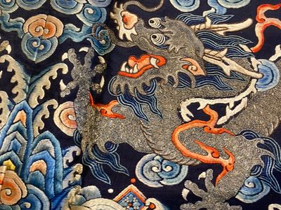 Panneau en soie brodée aux fils d'or et d'argent à décor de dragons, Chine, Qing — photo 7