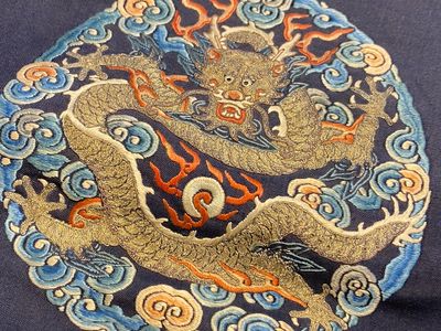 Panneau en soie brodée aux fils d'or et d'argent à décor de dragons, Chine, Qing — photo 9