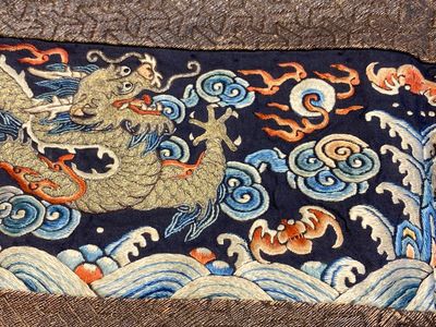 Panneau en soie brodée aux fils d'or et d'argent à décor de dragons, Chine, Qing — photo 10