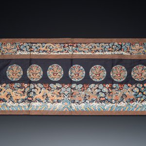 Panneau en soie brodée aux fils d'or et d'argent à décor de dragons, Chine, Qing — photo 1