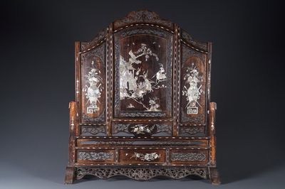 Paravent en bois incrusté de nacre à décor du roman 'Les Trois Royaumes'', Chine, 19ème