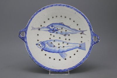 Passoir à poisson à trois pattes, la Frise, Makkum Delft, env. 1800
