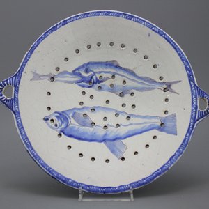 Passoir à poisson à trois pattes, la Frise, Makkum Delft, env. 1800 — photo 1