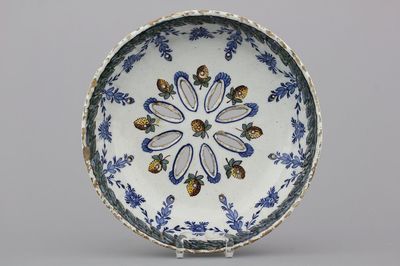 Passoire à fraises en faïence polychrome de Delft, 18e