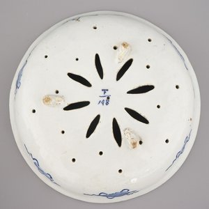 Passoire à fraises en faïence polychrome de Delft, 18e — photo 2