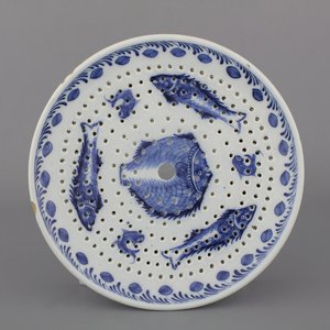Passoire à poisson rare en faïence de Delft, bleu et blanc, 18e — photo 1