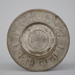 Une assiette en étain dite "patène", Nuremberg, début 17ème siècle — photo 1