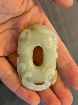 Pendentif en jade blanc sculpté figurant deux chilongs, Chine, Qing — photo 1