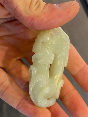 Pendentif en jade blanc sculpté figurant deux chilongs, Chine, Qing — photo 2