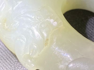 Pendentif en jade blanc sculpté figurant deux chilongs, Chine, Qing — photo 8