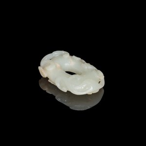 Pendentif en jade blanc sculpté figurant deux chilongs, Chine, Qing — photo 4