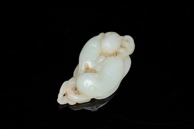 Pendentif en jade sculpté figurant deux chats, Chine, Qing