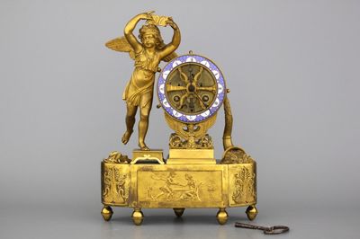 Pendule squelette en bronze doré et avec émail, avec un Cupido, France, Empire, début 19e