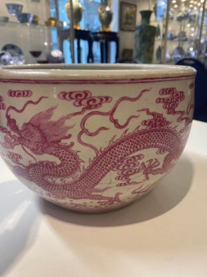 Petit aquarium en porcelaine de Chine à émail rose monochrome à décor de dragons, 19/20ème — photo 3