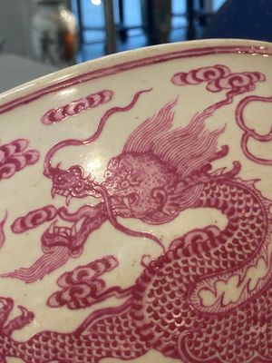 Petit aquarium en porcelaine de Chine à émail rose monochrome à décor de dragons, 19/20ème — photo 5
