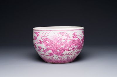 Petit aquarium en porcelaine de Chine à émail rose monochrome à décor de dragons, 19/20ème
