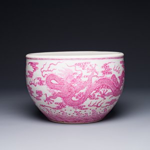 Petit aquarium en porcelaine de Chine à émail rose monochrome à décor de dragons, 19/20ème — photo 1