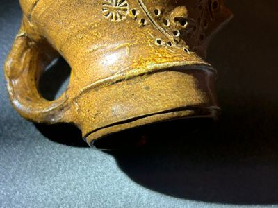 Petit pichet en grès orné d'un visage au nez pointu, probablement Raeren, 15/16ème — photo 2