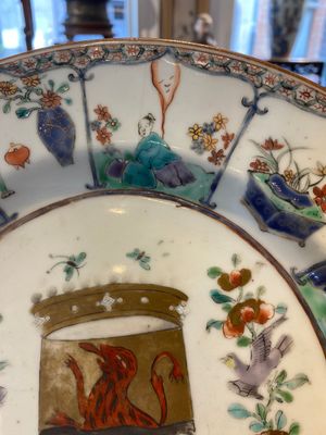 Petit plat en porcelaine de Chine famille verte aux armes de la Zélande surdécoré aux Pays-Bas, Kangxi/Yongzheng — photo 3