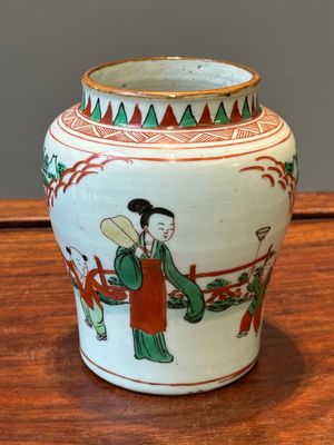 Petit pot en porcelaine de Chine wucai à décor de figures dans un paysage, période Transition — photo 1
